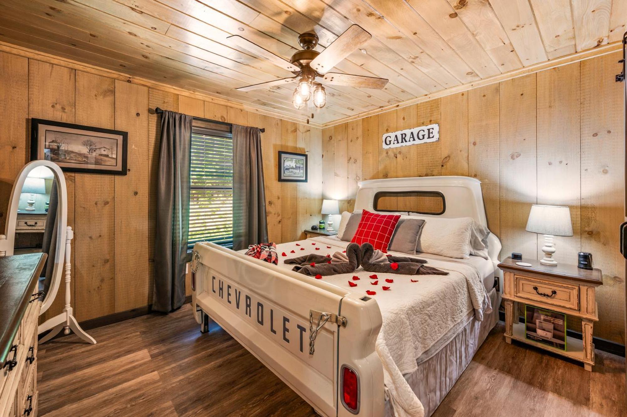 Lil Cabin In The Cove! Mtn Views, Theater, Hot Tub, Games, King Beds, Prime Location! เซอเวียร์วีล ภายนอก รูปภาพ