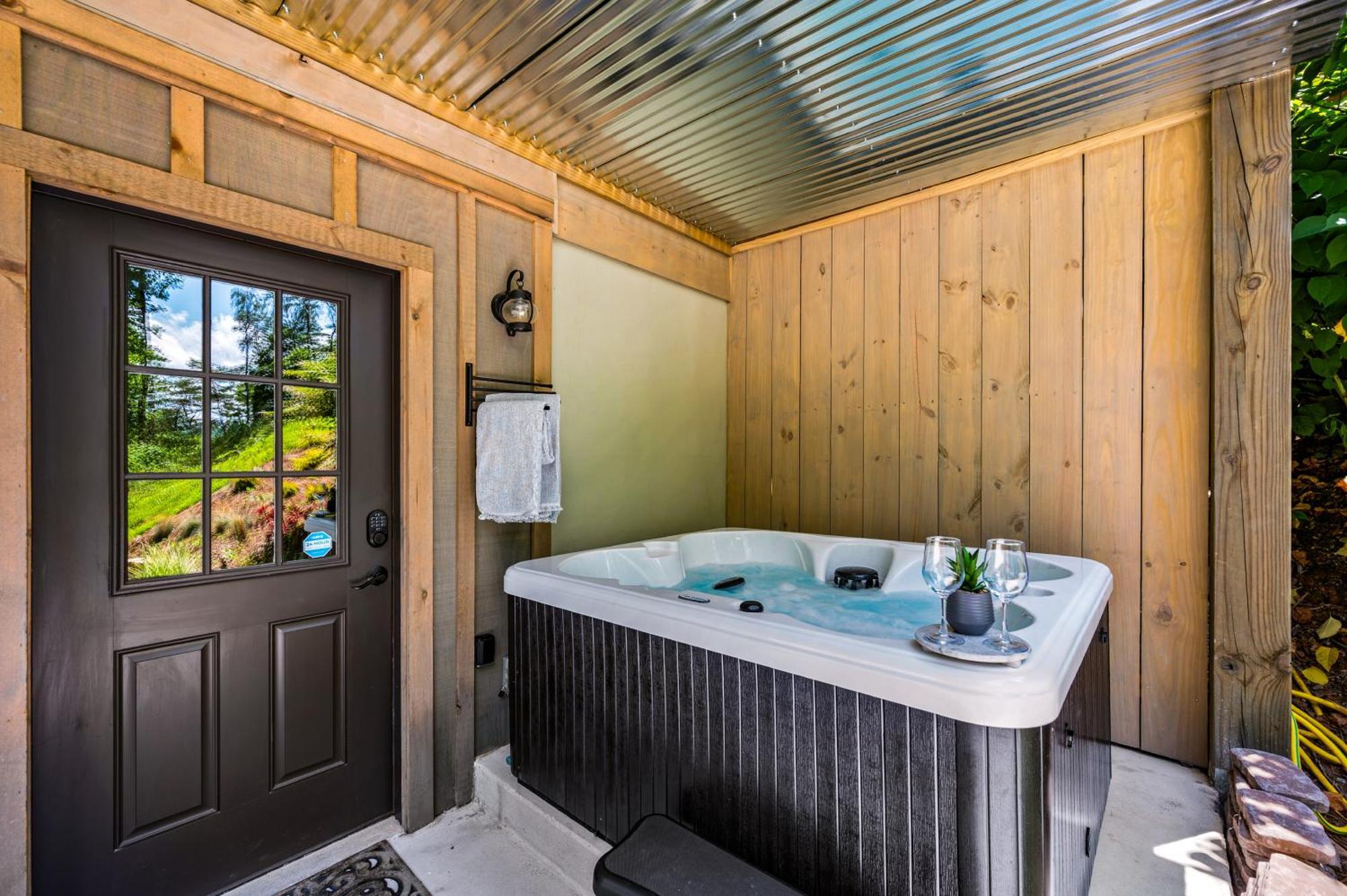 Lil Cabin In The Cove! Mtn Views, Theater, Hot Tub, Games, King Beds, Prime Location! เซอเวียร์วีล ภายนอก รูปภาพ